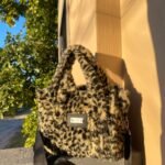 cartera peluche animal print